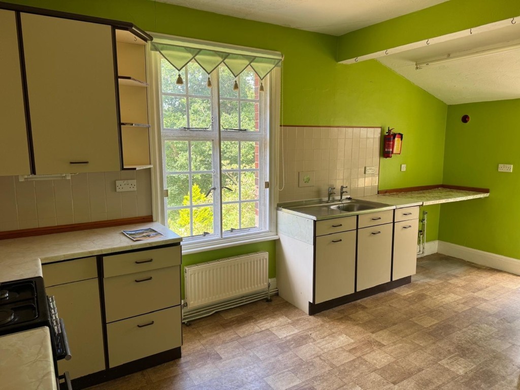 Lot: 140 - CHALET BUNGALOW ON ONE ACRE PLOT IN SEMI-RURAL LOCATION - Kitchen